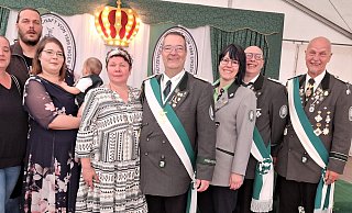 Das neue Königspaar Eike und Rosy Pakendorf (Mitte), flankiert von den Thronpaaren Kirsten Tamme & Christian Kollath (v.l.), Julia & Pasqual Pakendorf (Pasqual fehlt, dafür hat Mama den Nachwuchs auf dem Arm), Sabine und Domingo Pablo - und Adjutant Axel Vollmer. - Meiko Haselhorst Das neue Königspaar Eike und Rosy Pakendorf (Mitte), flankiert von den Thronpaaren Kirsten Tamme & Christian Kollath (v.l.), Julia & Pasqual Pakendorf (Pasqual fehlt, dafür hat Mama den Nachwuchs auf dem Arm), Sabine und Domingo Pablo - und Adjutant Axel Vollmer. - Meiko Haselhorst