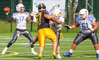 Nicht ganz wie die Nummer 12 der Tampa Bay Buccaneers: Niklas Gorny füllt mit der 17 bei den Tychy Falcons die Rolle des inzwischen siebenfachen Super-Bowls-Siegers Tom Brady aus. Fotos (2): francouis nicollet - francouis nicollet Nicht ganz wie die Nummer 12 der Tampa Bay Buccaneers: Niklas Gorny füllt mit der 17 bei den Tychy Falcons die Rolle des inzwischen siebenfachen Super-Bowls-Siegers Tom Brady aus. Fotos (2): francouis nicollet - francouis nicollet