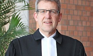 Superintendent Volker Neuhoff sprach in seiner Weihnachtspredigt von Gottes Menschenliebe und Freundlichkeit. - Evangelischer Kirchenkreis Paderborn Superintendent Volker Neuhoff sprach in seiner Weihnachtspredigt von Gottes Menschenliebe und Freundlichkeit. - Evangelischer Kirchenkreis Paderborn