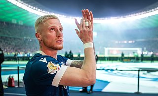 Nach der Niederlage im DFB-Pokalfinale am 24. Mai gegen den VfB Stuttgart applaudiert Louis Oppie den Arminia-Anhängern. - Teresa Kroeger/RHR-FOTO Nach der Niederlage im DFB-Pokalfinale am 24. Mai gegen den VfB Stuttgart applaudiert Louis Oppie den Arminia-Anhängern. - Teresa Kroeger/RHR-FOTO