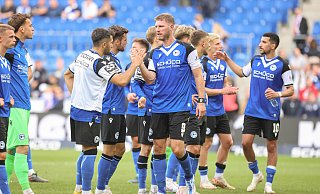 Nach dem Punktgewinn gegen den BVB klatschen die Profis von Arminia Bielefeld ab. Vor allem mit ihrer Leistungssteigerung zeigten sie sich zufrieden. - Oliver Krato Nach dem Punktgewinn gegen den BVB klatschen die Profis von Arminia Bielefeld ab. Vor allem mit ihrer Leistungssteigerung zeigten sie sich zufrieden. - Oliver Krato