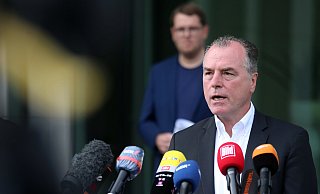 Clemens Tönnies soll das Positionspapier der Landwirte vor dem Verwaltungsgebäude entgegennehmen. - Patrick Menzel Clemens Tönnies soll das Positionspapier der Landwirte vor dem Verwaltungsgebäude entgegennehmen. - Patrick Menzel