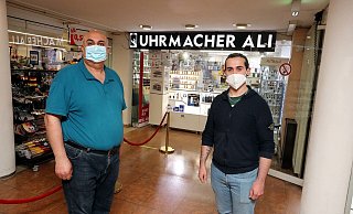 Kojie Ali (r.) und Dham Azo betreiben seit vielen Jahren ihre Geschäft im Jahnplatzforum. Jetzt fühlen sie sich durch den Alteigentümer um ihr Geld geprellt. - Wolfgang Rudolf Kojie Ali (r.) und Dham Azo betreiben seit vielen Jahren ihre Geschäft im Jahnplatzforum. Jetzt fühlen sie sich durch den Alteigentümer um ihr Geld geprellt. - Wolfgang Rudolf