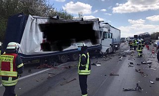 Die beiden Lkw-Fahrer haben sich bei dem Unfall leicht verletzt. - Feuerwehr Vlotho Die beiden Lkw-Fahrer haben sich bei dem Unfall leicht verletzt. - Feuerwehr Vlotho