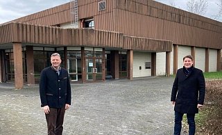 Matthias Goeken (l.) und Nicolas Aisch stehen vor der zurückzubauenden Zweifach-Sporthalle mit Baujahr 1980 im Schulzentrum Borgentreich, die durch eine neue Multifunktionshalle ersetzt werden soll. - Orgelstadt Borgentreich Matthias Goeken (l.) und Nicolas Aisch stehen vor der zurückzubauenden Zweifach-Sporthalle mit Baujahr 1980 im Schulzentrum Borgentreich, die durch eine neue Multifunktionshalle ersetzt werden soll. - Orgelstadt Borgentreich