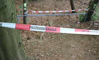 Im Wald des Wiehengebirges in Bergkirchen steht diese massive Abspererung zwischen zwei Bäumen, vermutlich um Mountainbiker hier fernzuhalten. Das Hindernis wurde inzwischen mit Absperrband der Polizei markiert. - Jörg Stuke Im Wald des Wiehengebirges in Bergkirchen steht diese massive Abspererung zwischen zwei Bäumen, vermutlich um Mountainbiker hier fernzuhalten. Das Hindernis wurde inzwischen mit Absperrband der Polizei markiert. - Jörg Stuke