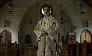 Hamish Linklater als Pater Paul. - © 2021 Netflix, Inc. Hamish Linklater als Pater Paul. - © 2021 Netflix, Inc.