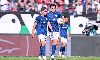 Beim 1:1-Ausgleich machte Arminias Marius Wörl keine gute Figur. Trotst gibt es von Mitspieler Maximilian Großer (r.). - Teresa Kroeger Beim 1:1-Ausgleich machte Arminias Marius Wörl keine gute Figur. Trotst gibt es von Mitspieler Maximilian Großer (r.). - Teresa Kroeger