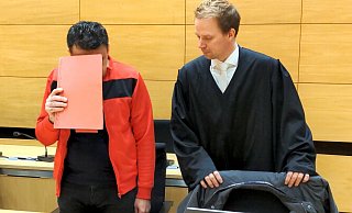 Zead O. (l.) aus Espelkamp ist wegen Mordes angeklagt. Er soll seine Ehefrau mit 32 Messerstichen getötet haben. Sein Verteidiger Tobias Diedrich (r.) hat eine Erklärung angekündigt. - Nils Middelhauve Zead O. (l.) aus Espelkamp ist wegen Mordes angeklagt. Er soll seine Ehefrau mit 32 Messerstichen getötet haben. Sein Verteidiger Tobias Diedrich (r.) hat eine Erklärung angekündigt. - Nils Middelhauve
