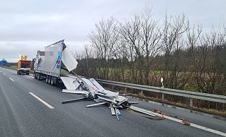 Die Auflieger der beiden Lkw werden bei dem Unfall auf der A33 zerrissen. - Freiwillige Feuerwehr Borchen Die Auflieger der beiden Lkw werden bei dem Unfall auf der A33 zerrissen. - Freiwillige Feuerwehr Borchen