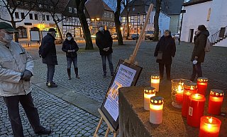 Einige haben sich am Freitagabend auf dem Kirchplatz vor St. Heinrich und Kunigunde getroffen, um den Menschen zu gedenken, die im Zusammenhang mit einer Coronainfektion gestorben sind. - Mareike Gröneweg Einige haben sich am Freitagabend auf dem Kirchplatz vor St. Heinrich und Kunigunde getroffen, um den Menschen zu gedenken, die im Zusammenhang mit einer Coronainfektion gestorben sind. - Mareike Gröneweg