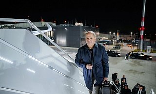 Bundeskanzler Olaf Scholz geht die Treppe zum neuen Airbus A350 "Konrad Adenauer" hoch. - Kay Nietfeld/dpa Bundeskanzler Olaf Scholz geht die Treppe zum neuen Airbus A350 "Konrad Adenauer" hoch. - Kay Nietfeld/dpa
