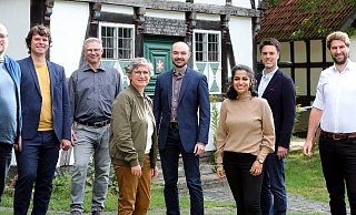 Sieben Kandidaten und der Bezirkschef - (v.l.) Maik Babenhauserheide, Matthi Bolte, Jörg Schlüter, Britta Haßelmann, Nik Riesmeier, Schahina Gambir, Robin Wagener und Sebastian Stölting. - Wolfgang Rudolf Sieben Kandidaten und der Bezirkschef - (v.l.) Maik Babenhauserheide, Matthi Bolte, Jörg Schlüter, Britta Haßelmann, Nik Riesmeier, Schahina Gambir, Robin Wagener und Sebastian Stölting. - Wolfgang Rudolf