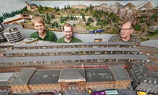 (v.l.) Jakob Wolff, Tim und Michael Arnold (erster Vorsitzender des Modelleisenbahnclubs Bielefeld) bereiten ihre Modelle für den Schautag am Sonntag, dem 06. November vor. - Peter Unger (v.l.) Jakob Wolff, Tim und Michael Arnold (erster Vorsitzender des Modelleisenbahnclubs Bielefeld) bereiten ihre Modelle für den Schautag am Sonntag, dem 06. November vor. - Peter Unger