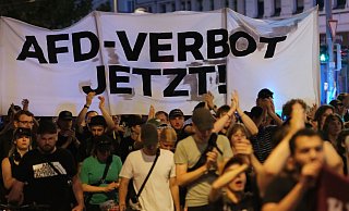 Demonstranten gehen mit einem Transparent mit der Aufschrift "AfD-Verbot jetzt!" auf die Straße. - Sebastian Willnow/dpa Demonstranten gehen mit einem Transparent mit der Aufschrift "AfD-Verbot jetzt!" auf die Straße. - Sebastian Willnow/dpa