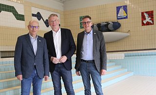 Stefan Ziegler, Andreas Hüffmann und Frank Dieckbreder wollen prüfen lassen, ob das Bad in Betrieb genommen werden kann. - Björn Kenter Stefan Ziegler, Andreas Hüffmann und Frank Dieckbreder wollen prüfen lassen, ob das Bad in Betrieb genommen werden kann. - Björn Kenter