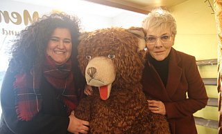 Arzu Ipek (l.) übernimmt das Spielwarengeschäft Memories von Sabine Wippermann (r.). Bär Jonas (m.) bleibt Teil des Teams. - Jan-Henrik Gerdener Arzu Ipek (l.) übernimmt das Spielwarengeschäft Memories von Sabine Wippermann (r.). Bär Jonas (m.) bleibt Teil des Teams. - Jan-Henrik Gerdener