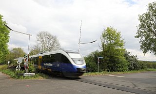 Die Schranken am Bahnübergang Corvey bleiben weiterhin oben. - Simone Flörke Die Schranken am Bahnübergang Corvey bleiben weiterhin oben. - Simone Flörke