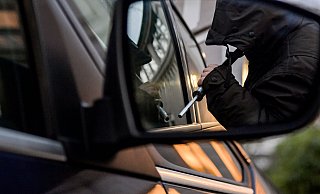 Die jungen Täter werden von einem Anwohner beim Einbruchsversuch an einem Mercedes erwischt. - dpa Die jungen Täter werden von einem Anwohner beim Einbruchsversuch an einem Mercedes erwischt. - dpa