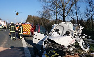 Der VW Caddy mit belgischer Zulassung prallte mit hoher Geschwindigkeit auf das stehende Hindernis. - Ralph Meyer Der VW Caddy mit belgischer Zulassung prallte mit hoher Geschwindigkeit auf das stehende Hindernis. - Ralph Meyer