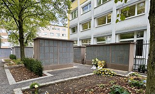 Viele Menschen laufen täglich an dem versteckten Juwel vorbei: Viele wissen aber nicht, dass es in Bielefeld mitten am Jahnplatz einen Friedhof gibt. - Apple Photos Clean Up Viele Menschen laufen täglich an dem versteckten Juwel vorbei: Viele wissen aber nicht, dass es in Bielefeld mitten am Jahnplatz einen Friedhof gibt. - Apple Photos Clean Up