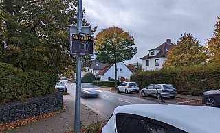 Noch steht an der Eilshauser Straße kurz vor dem Standort der Paul-Maar-Grundschule ein Tempoinfogerät. Hierhin soll der Blitzer vom Ortseingang verschoben werden. - Susanne Barth Noch steht an der Eilshauser Straße kurz vor dem Standort der Paul-Maar-Grundschule ein Tempoinfogerät. Hierhin soll der Blitzer vom Ortseingang verschoben werden. - Susanne Barth