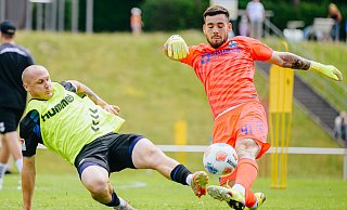 SCP-Stürmer Sven Michel (l.), hier beim Trainingsauftakt gegen Torwart Dennis Seimen, kann nun bei den Übungseinheiten wieder voll durchziehen. - BESIM MAZHIQI SCP-Stürmer Sven Michel (l.), hier beim Trainingsauftakt gegen Torwart Dennis Seimen, kann nun bei den Übungseinheiten wieder voll durchziehen. - BESIM MAZHIQI