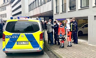 Polizeibeamte haben den Mann nach dem Raubüberfall in der Altstadt gefesselt und am Streifenwagen fixiert. - Jens Reichenbach Polizeibeamte haben den Mann nach dem Raubüberfall in der Altstadt gefesselt und am Streifenwagen fixiert. - Jens Reichenbach