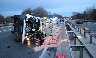 Der Transporter krachte zunächst in die Leitplanke und kippte dann auf die Seite. - Feuerwehr Paderborn Der Transporter krachte zunächst in die Leitplanke und kippte dann auf die Seite. - Feuerwehr Paderborn