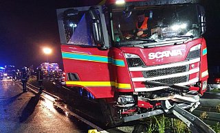 Der verunfallte Lastzug ragt bis in die Gegenfahrbahn. - Feuerwehr Borchen Der verunfallte Lastzug ragt bis in die Gegenfahrbahn. - Feuerwehr Borchen