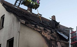 Über den First des Gebäudes in der Steinheimer Innenstadt hinweg konnten die Feuerwehrleute mit der Drehleiter die Glutnester löschen. - Burkhard Battran Über den First des Gebäudes in der Steinheimer Innenstadt hinweg konnten die Feuerwehrleute mit der Drehleiter die Glutnester löschen. - Burkhard Battran