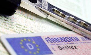 Der Verdächtige soll Prüflinge mit gefälschten oder manipulierten Ausweisdokumenten zu Prüfungen geschickt und auch selbst als Stellvertreter Prüfungen für zahlende Fahrschüler absolviert haben. - Marius Becker/dpa Der Verdächtige soll Prüflinge mit gefälschten oder manipulierten Ausweisdokumenten zu Prüfungen geschickt und auch selbst als Stellvertreter Prüfungen für zahlende Fahrschüler absolviert haben. - Marius Becker/dpa