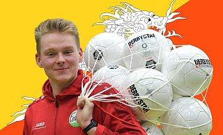 Pascal Carlmeyer ist für eine Agentur tätig und versucht, Fußballer aus Asien zu vermitteln. Eine besondere Beziehung pflegt er zu Nationalspielern aus Bhutan, dessen gelb-rote Landesflagge ein Drache ziert. - Jens Dünhölter/Montage: Thomas Löhrig Pascal Carlmeyer ist für eine Agentur tätig und versucht, Fußballer aus Asien zu vermitteln. Eine besondere Beziehung pflegt er zu Nationalspielern aus Bhutan, dessen gelb-rote Landesflagge ein Drache ziert. - Jens Dünhölter/Montage: Thomas Löhrig