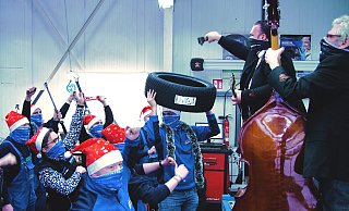 Partystimmung in der Kuzka-Werkstatt: Gemeinsam mit Sazerac-Bandleader Max Oestersötebier (r.) macht das Team des Reifenhändlers ordentlich Party. - Stephan Unkrüer Partystimmung in der Kuzka-Werkstatt: Gemeinsam mit Sazerac-Bandleader Max Oestersötebier (r.) macht das Team des Reifenhändlers ordentlich Party. - Stephan Unkrüer