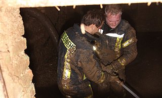 Die Einsatzkleidung von Johannes Rehrmann und Albert Fischer von der Feuerwehr Erkeln war völlig verschlammt, als ein Starkregen im Oktober Unmengen Schlamm in das Dorf Erkeln spülte. - David Schellenberg Die Einsatzkleidung von Johannes Rehrmann und Albert Fischer von der Feuerwehr Erkeln war völlig verschlammt, als ein Starkregen im Oktober Unmengen Schlamm in das Dorf Erkeln spülte. - David Schellenberg
