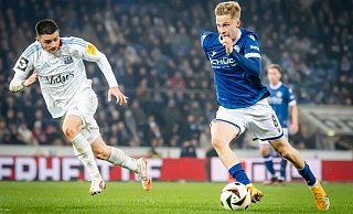 Trotz der grandiosen Pokalsaison gehört Arminia Bielefeld mit Sam Schreck (r.) zu den Geringverdienern der 2. Liga bei TV-Geldern. - Sarah Jonek Trotz der grandiosen Pokalsaison gehört Arminia Bielefeld mit Sam Schreck (r.) zu den Geringverdienern der 2. Liga bei TV-Geldern. - Sarah Jonek