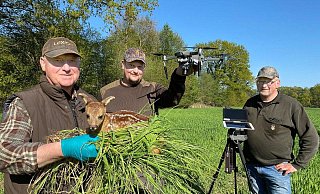 Im Einstz für Wildtiere: (v.l.) Laurenz Strotmann, Ralf Hustert und Rolf Bellmann vom Hegering Harsewinkel werben intensiv um Unterstützung zugunsten der Wildtierrettung. Dabei werden die zu mähenden Felder und Wiesen mit einer Drohne überflogen. - Gabriele Grund Im Einstz für Wildtiere: (v.l.) Laurenz Strotmann, Ralf Hustert und Rolf Bellmann vom Hegering Harsewinkel werben intensiv um Unterstützung zugunsten der Wildtierrettung. Dabei werden die zu mähenden Felder und Wiesen mit einer Drohne überflogen. - Gabriele Grund