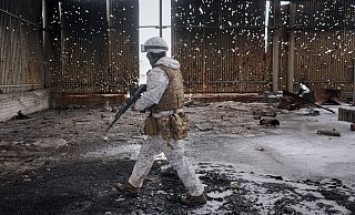 Ein ukrainischer Soldat geht durch eine zerstörte Lagerhalle an der Frontlinie in der Region Donezk. - Foto: Vadim Ghirda/AP/dpa Ein ukrainischer Soldat geht durch eine zerstörte Lagerhalle an der Frontlinie in der Region Donezk. - Foto: Vadim Ghirda/AP/dpa