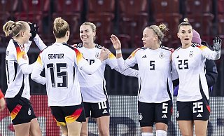Jubel im Letzigrund: Deutschlands Fußballerinnen auf Torejagd - Michael Buholzer/KEYSTONE/dpa Jubel im Letzigrund: Deutschlands Fußballerinnen auf Torejagd - Michael Buholzer/KEYSTONE/dpa