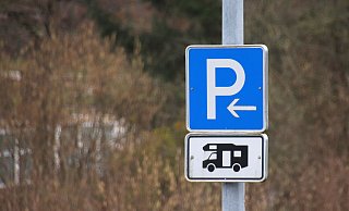 Nach Jahren der Beratungen und Planungen soll jetzt tatsächlich der Wohnmobilstellplatz in Nieheim mit Strom, Wasser und Internetanschluss aufgewertet werden. Dafür ist er künftig nicht mehr kostenlos.?Foto: David Schellenberg - David Schellenberg Nach Jahren der Beratungen und Planungen soll jetzt tatsächlich der Wohnmobilstellplatz in Nieheim mit Strom, Wasser und Internetanschluss aufgewertet werden. Dafür ist er künftig nicht mehr kostenlos.?Foto: David Schellenberg - David Schellenberg