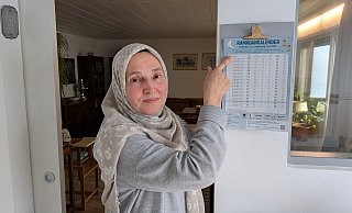 Die Gebetszeiten immer im Blick: In Sabah Brockmann-Ahmeds Küche hängt ein Ramadankalender, der die Zeiten für Paderborn und Umgebung ausweist. - Birger Berbüsse Die Gebetszeiten immer im Blick: In Sabah Brockmann-Ahmeds Küche hängt ein Ramadankalender, der die Zeiten für Paderborn und Umgebung ausweist. - Birger Berbüsse