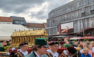 Die Prozession mit dem goldenen Schrein, der die Libori-Reliquien enthält, zieht über den Paderborner Dom- und Marktplatz. - Birger Berbüsse Die Prozession mit dem goldenen Schrein, der die Libori-Reliquien enthält, zieht über den Paderborner Dom- und Marktplatz. - Birger Berbüsse