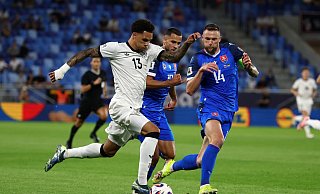Nnamdi Collins (l) konnte bei seinem Länderspiel-Debüt nicht liefern. - Christian Charisius/dpa Nnamdi Collins (l) konnte bei seinem Länderspiel-Debüt nicht liefern. - Christian Charisius/dpa