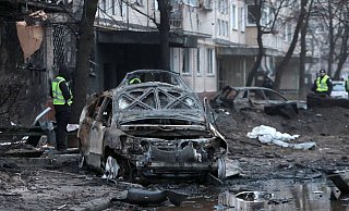 Ein durch herabfallende Raketentrümmer zerstörtes Auto in Kiew. - ---/Ukrinform/dpa Ein durch herabfallende Raketentrümmer zerstörtes Auto in Kiew. - ---/Ukrinform/dpa