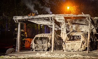 Sechs Autos unter einem Carport wurden komplett zerstört. - Mike-Dennis Müller / www.mdm.ph Sechs Autos unter einem Carport wurden komplett zerstört. - Mike-Dennis Müller / www.mdm.ph