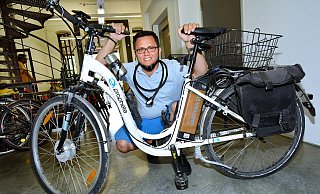Weißes Wunschrad: Hamid Neyazi freut sich über sein Damen-E-Bike. - Barbara Franke Weißes Wunschrad: Hamid Neyazi freut sich über sein Damen-E-Bike. - Barbara Franke