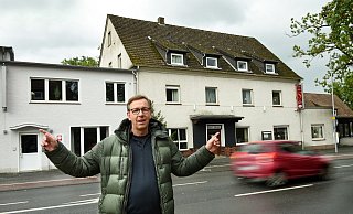 Adolf Kampeter zeigt's an: Der Caritas-Flachbau bleibt, das alte Hotel samt Anbauten erwartet der Abriss. - Barbara Franke Adolf Kampeter zeigt's an: Der Caritas-Flachbau bleibt, das alte Hotel samt Anbauten erwartet der Abriss. - Barbara Franke