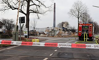 Am Sonntag waren 25 Feuerwehrleute der Löschzüge Batenhorst und Möhler mit den Nachlöscharbeiten am Bosfelder Weg beschäftigt. - Marion Pokorra-Brockschmidt Am Sonntag waren 25 Feuerwehrleute der Löschzüge Batenhorst und Möhler mit den Nachlöscharbeiten am Bosfelder Weg beschäftigt. - Marion Pokorra-Brockschmidt