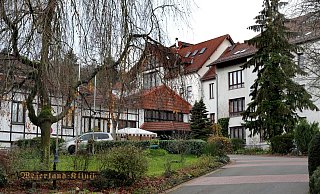 Die Leitung der Weserlandklinik Bad Seebruch in Vlotho äußert sich nun zur Kritik einiger Angehöriger bezüglich des Krisenmanagements nach den Corona-Fällen. - Frank-Michael Kiel-Steinkamp Die Leitung der Weserlandklinik Bad Seebruch in Vlotho äußert sich nun zur Kritik einiger Angehöriger bezüglich des Krisenmanagements nach den Corona-Fällen. - Frank-Michael Kiel-Steinkamp