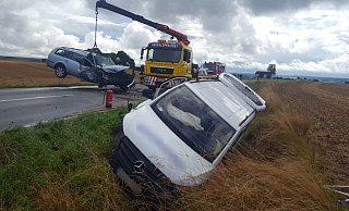 Der Mercedes-Vito landete durch den Zusammenprall im Straßengraben. - David Schellenberg Der Mercedes-Vito landete durch den Zusammenprall im Straßengraben. - David Schellenberg